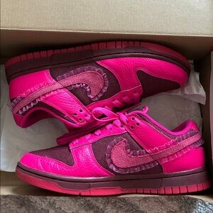 Nike Valentines Day Dunks! Women Size 7.5 Excellent!